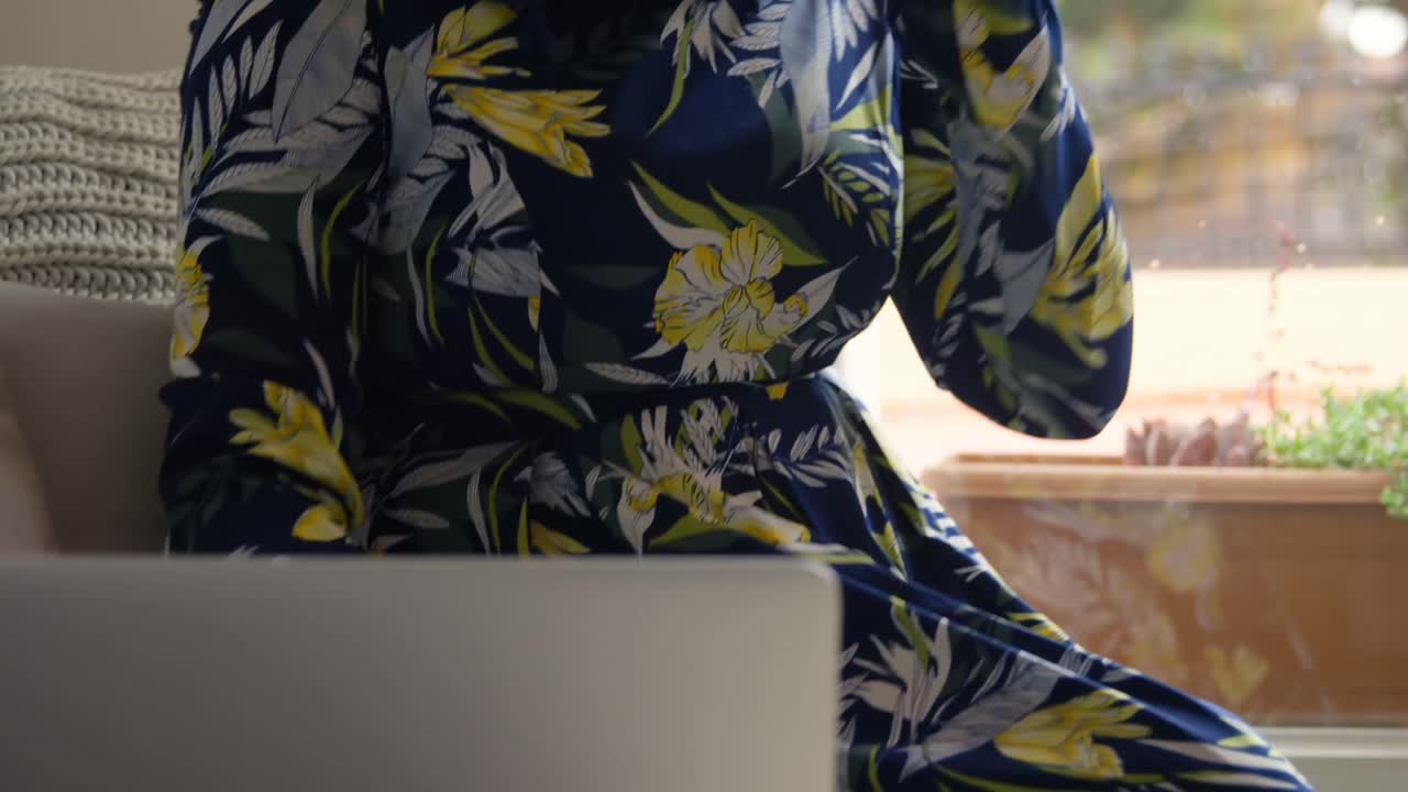 히자브를 입은 여성이 휴대 전화 4k로 이야기하고 있습니다.