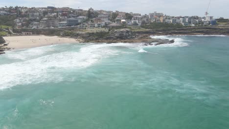 Wellen,-Die-Auf-Einer-Felsigen-Klippe-In-Tamarama-Zusammenbrechen