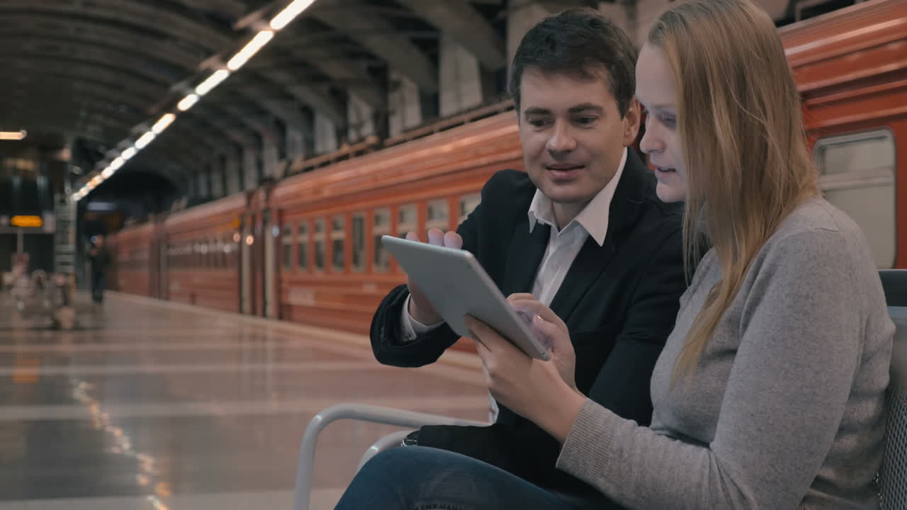 jóvenes usando tabletas en el metro