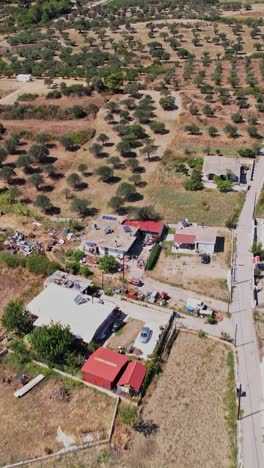 vista aérea de un paisaje rural con granjas y una zona tranquila del pueblo