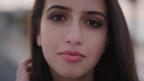 retrato de cerca de una hermosa mujer joven corriendo con la mano a través del cabello una chica adolescente linda con pecas belleza femenina cámara lenta