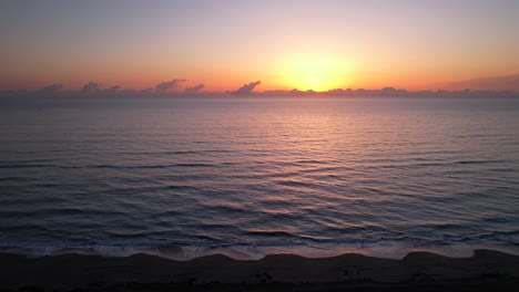 Sonnenaufgang-Am-Strand,-Seitliches-Scrollen-Aus-Der-Luft