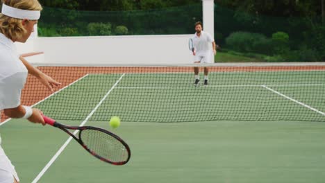 Tennisspieler-Spielen-Einen-Punkt