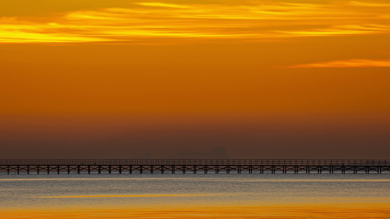놀라운 다채로운 구름이 해가 지는 동안 내려오고, 바다 위의 아름다운 황혼.