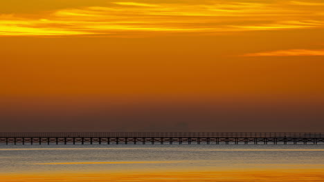 Atemberaubende-Bunte-Wolken,-Die-Bei-Sonnenuntergang-Herabsteigen,-Wunderschöne-Dämmerung-über-Dem-Meer