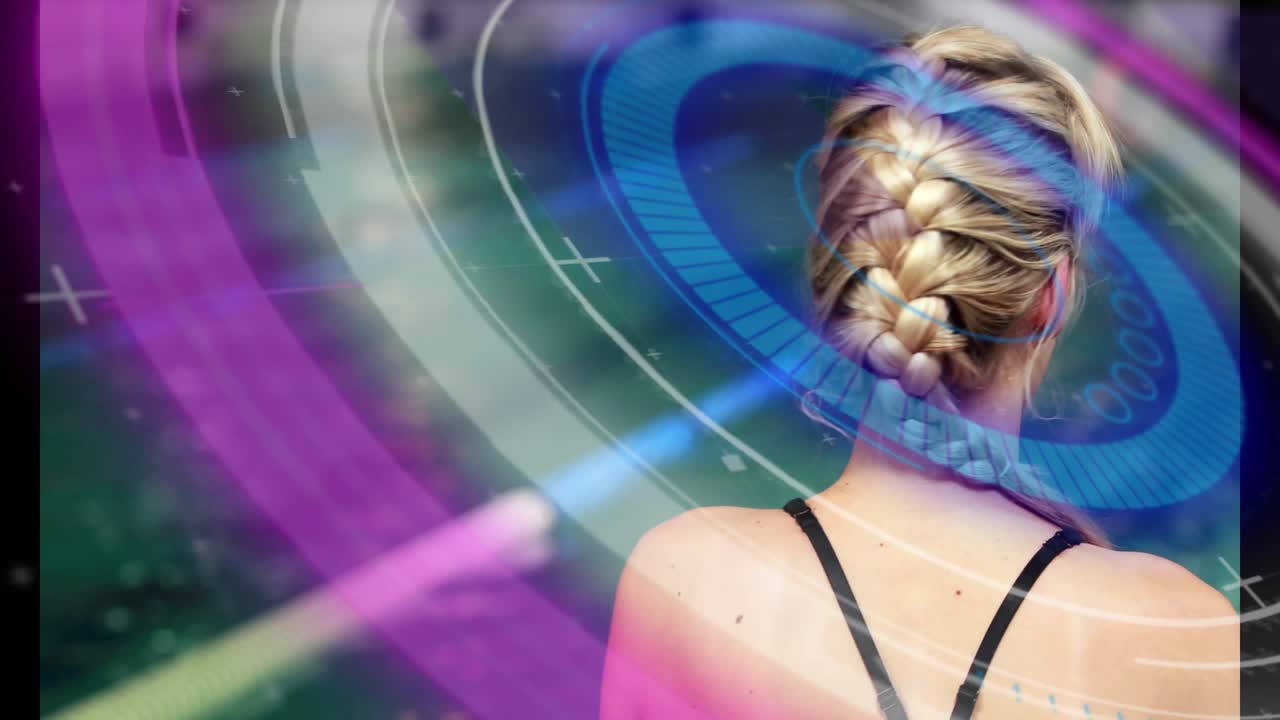 Žena ve sportovní podprsence stojí před zeleným jezerem, vířící technologické kroužky skenují její záda a odhalují cop.