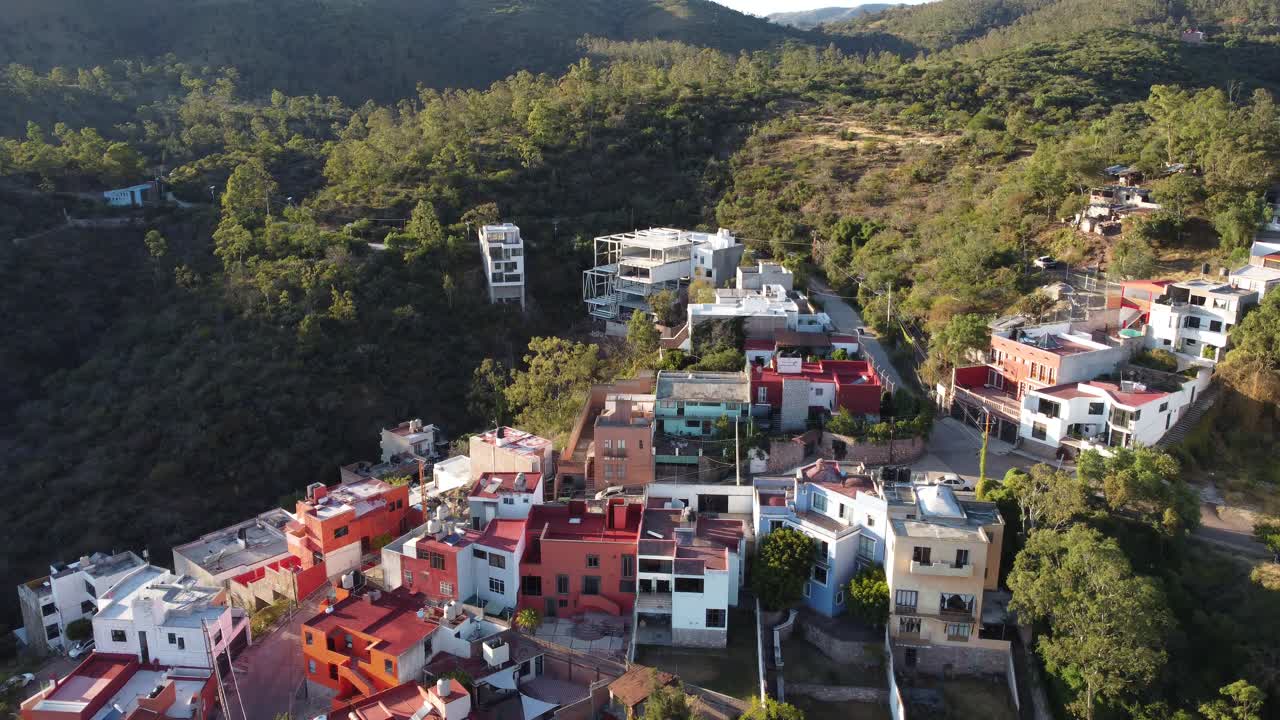 imágenes de un dron de un hermoso pueblo rodeado de montañas en méxico