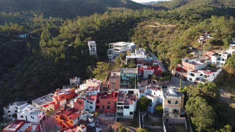 Eine-Drohnenaufnahme-Einer-Wunderschönen-Stadt-Umgeben-Von-Bergen-In-Mexiko