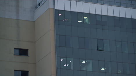 Exterior-De-Cristal-Del-Edificio-De-Oficinas-Al-Atardecer.-Antena-De-Construcción-Metálica-En-El-Techo.