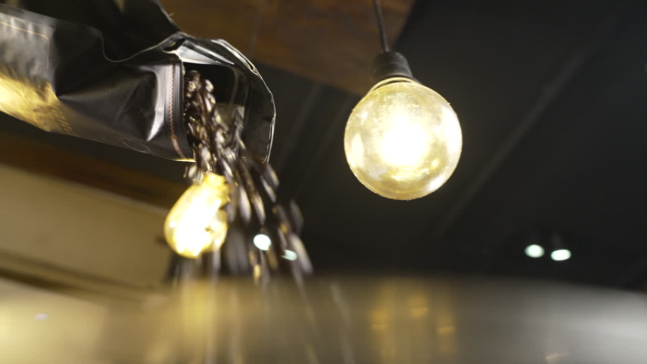 granos de café que se vierten desde la parte superior- ángulo bajo