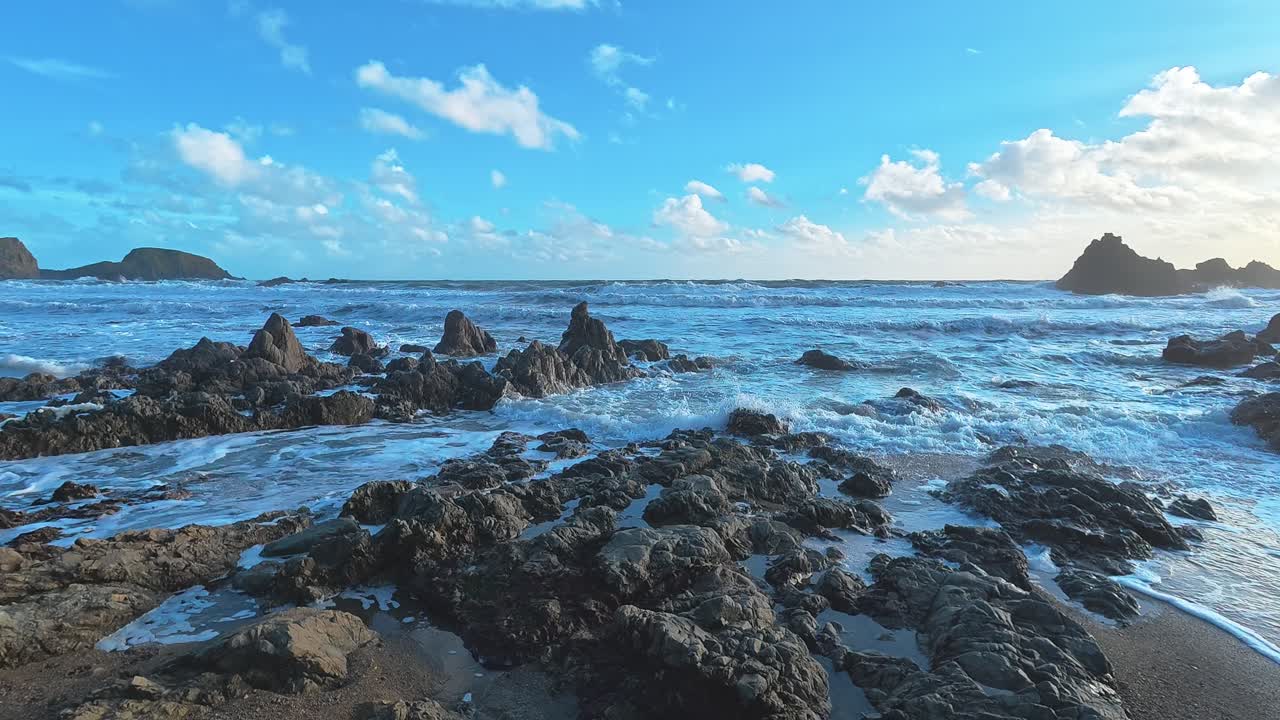 Irske drømmelandskaper romantiske keltiske kysten innkommende tidevann på steinete strand Waterford Irland