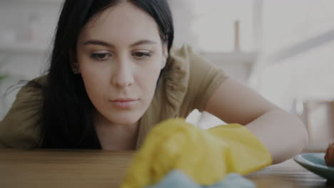 mujer limpiando una mesa