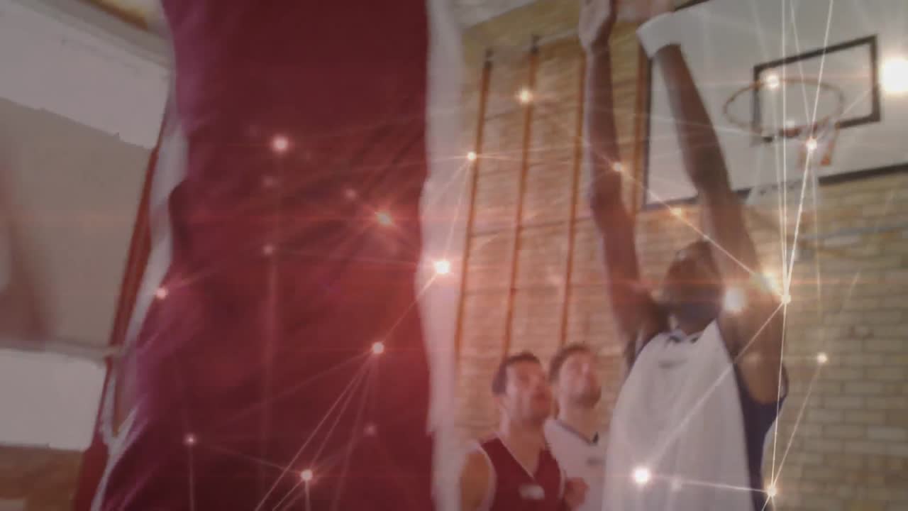 animación de redes de conexiones en un grupo de diversos jugadores de baloncesto en el gimnasio