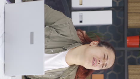 복통을  ⁇ 고 있는 사업가 여성의 수직 비디오.