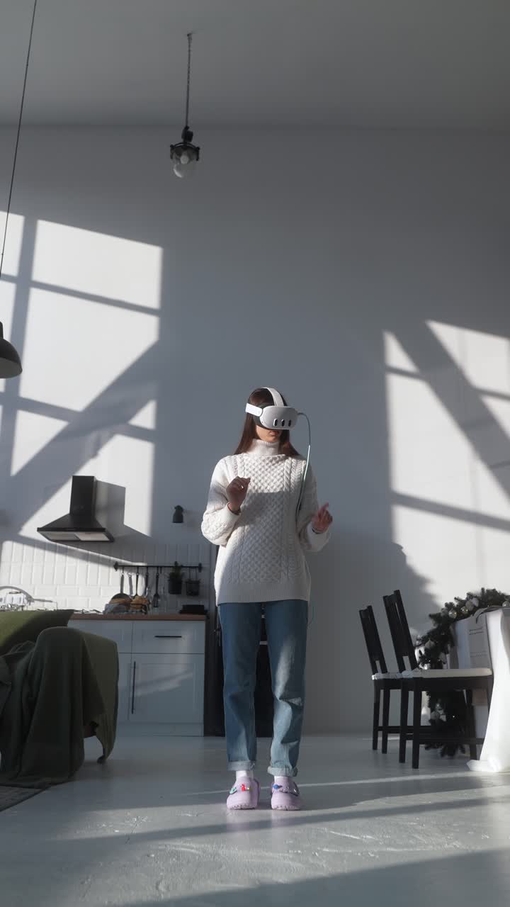 현대 가정에서 vr 기술을 경험하는 여성