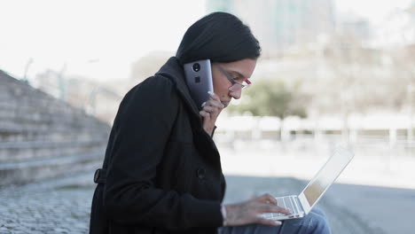 consultor de negocios profesional hablando con el cliente por teléfono