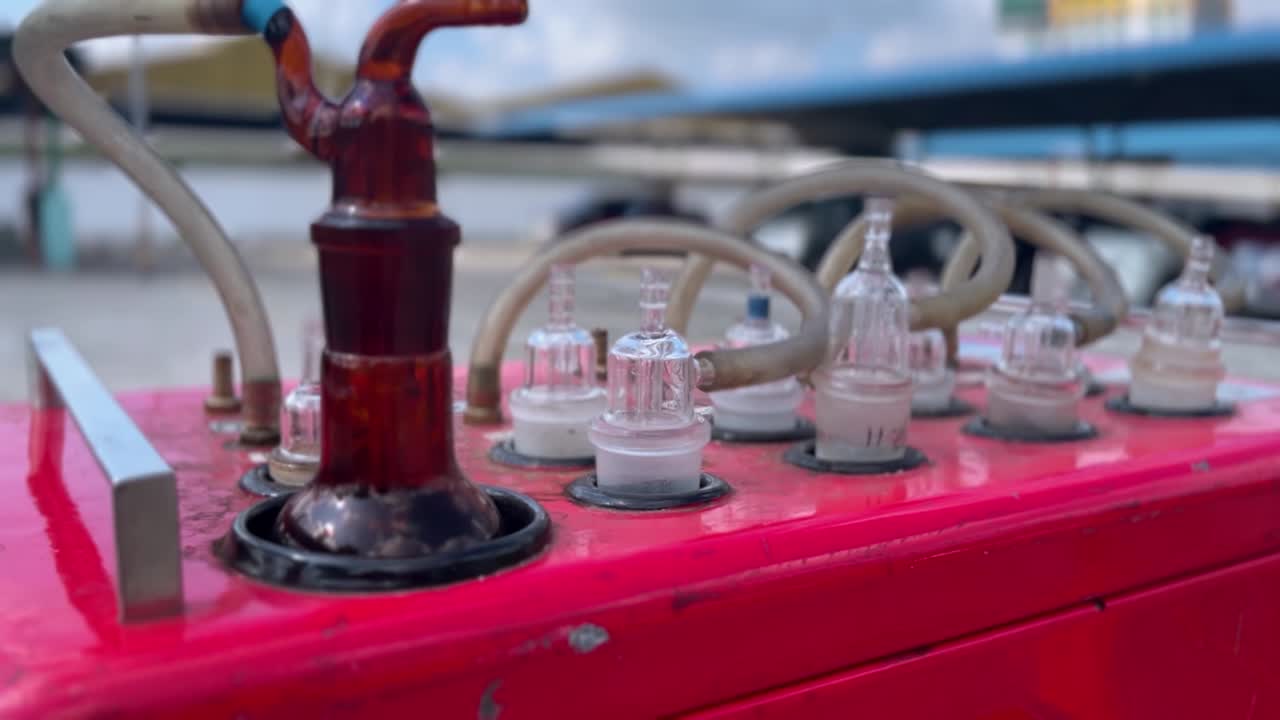 tubos de vidrio y botellas montados en impinger y hvas, enfoque selectivo