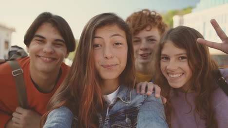 Eine-Gruppe-Teenager-Mit-Zwei-Mädchen-Und-Zwei-Jungen-Macht-Ein-Lustiges-Selfie-1