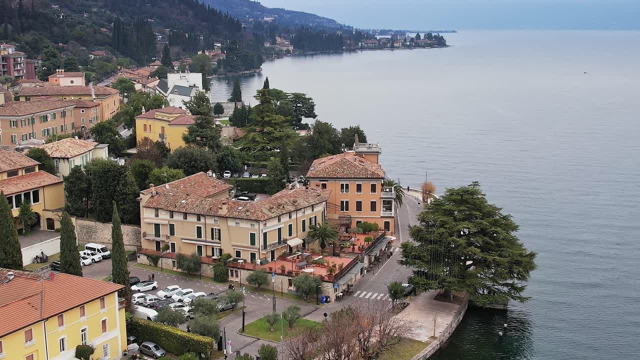 Vista panoramica della città costiera lungo le Alpi italiane in Europa
