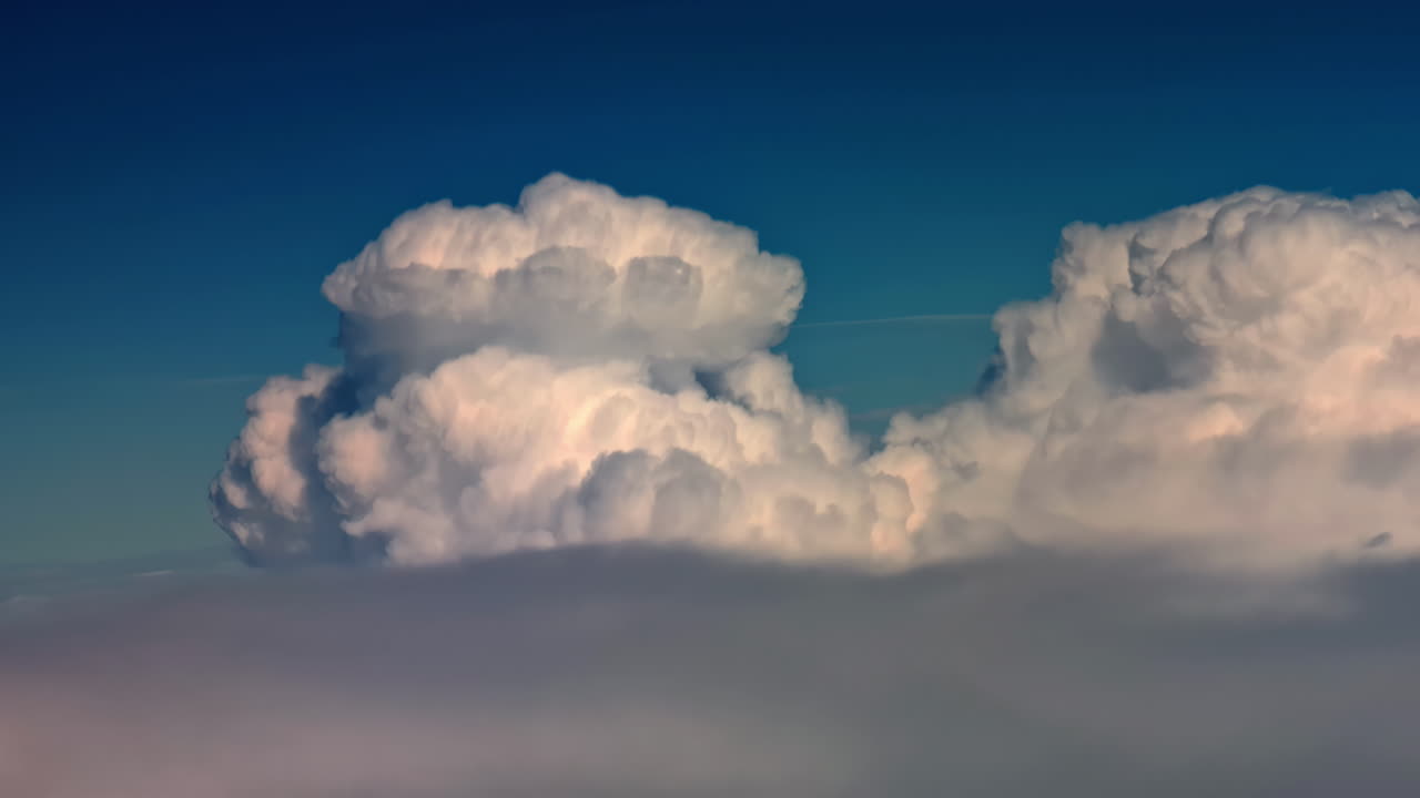 부드러운 구름에서 높은 고도에서 비행기를 바라보고