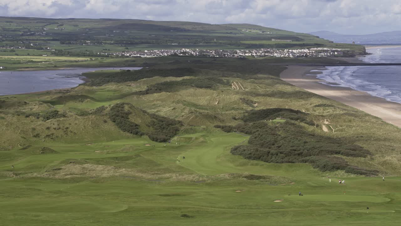 ciudad y playa de castlerock en la costa norte de irlanda del norte