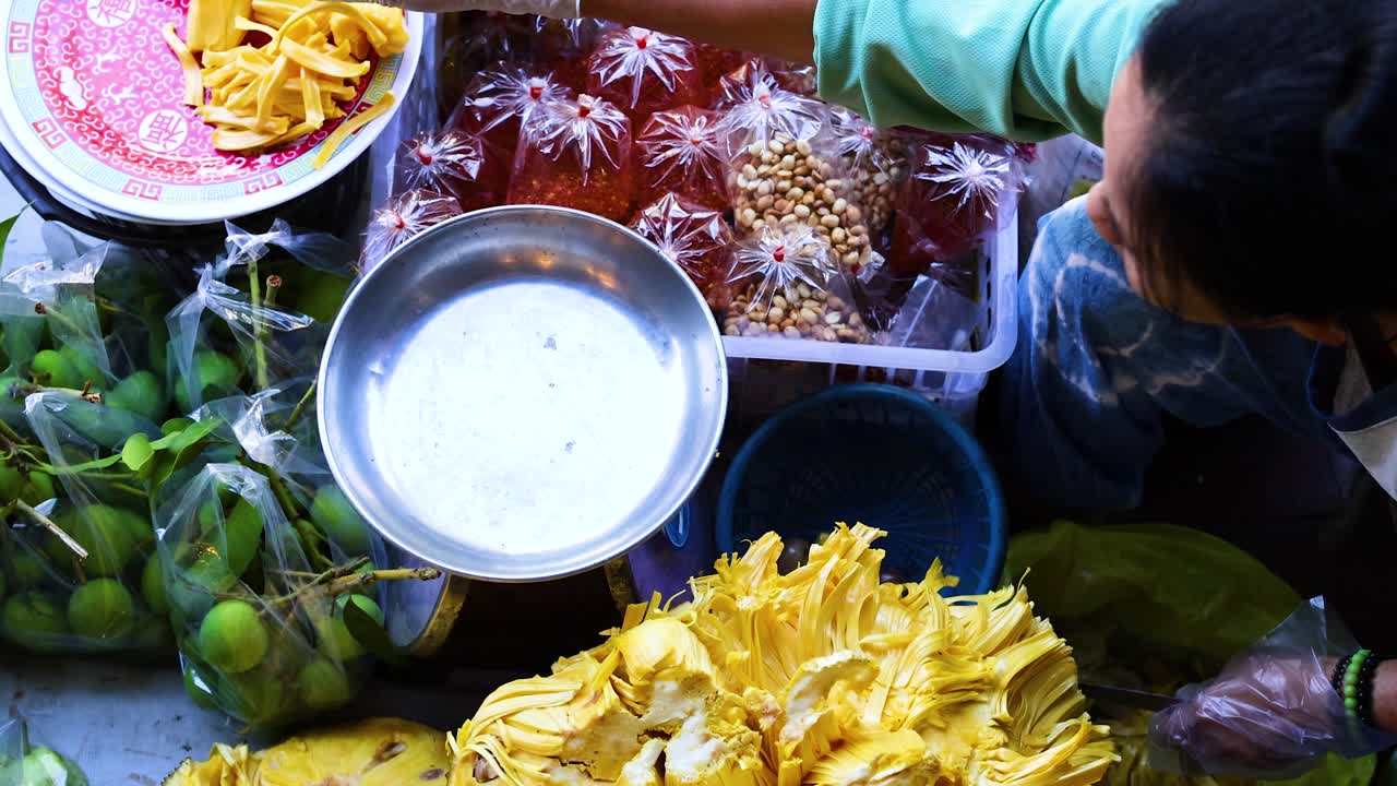 배 에서 과일 과 잭프루트 를 판매 하는 판매자