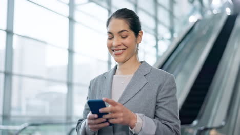 Glücklich,-Geschäftsfrau-Und-Telefon-Lesend