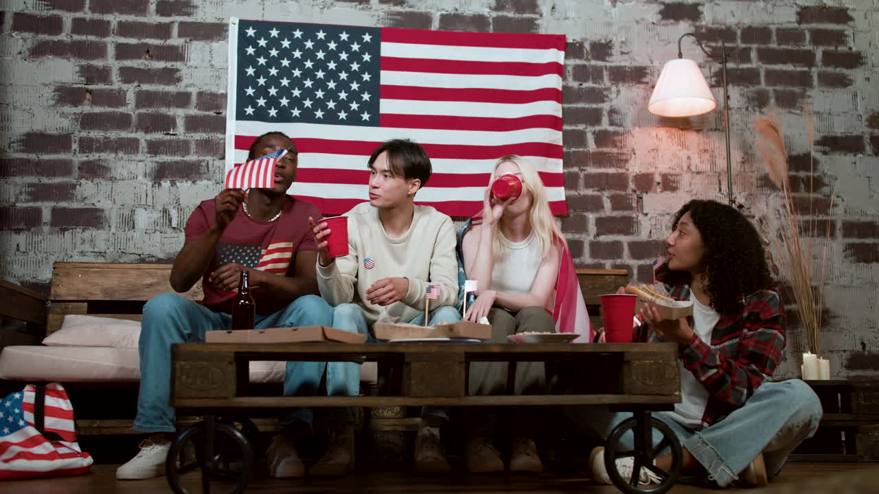 друзья празднуют 4 июля.