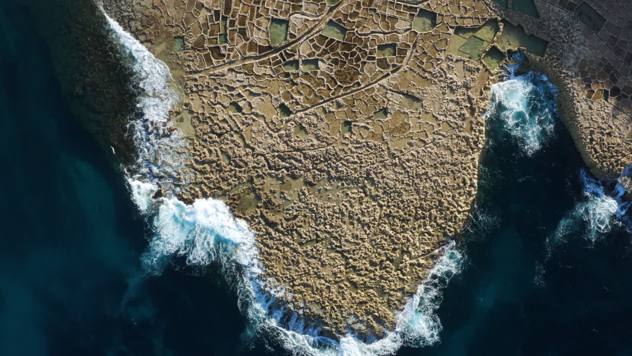 xwejni, gozo, 몰타의 소금 팬에 대한 조감도 - 공중 드론 샷