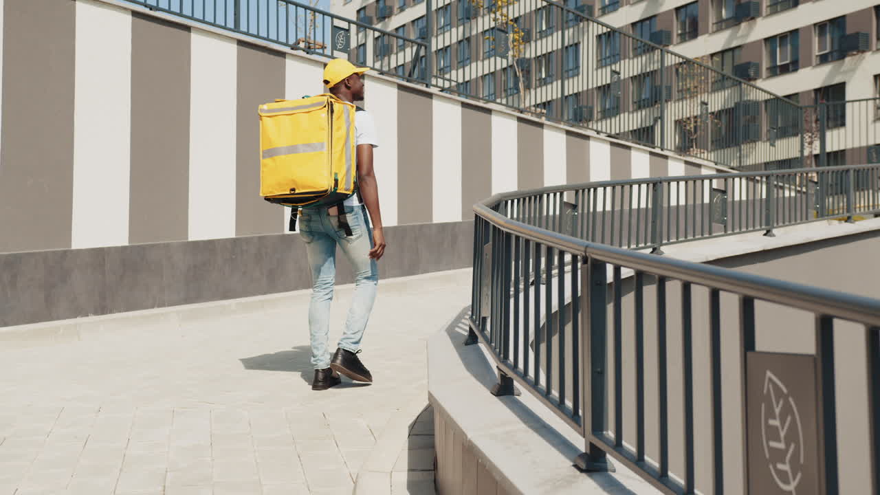 persona de entrega que camina