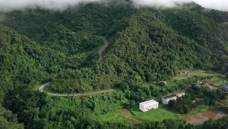 Un-Impresionante-Paisaje-Aéreo-De-Una-Exuberante-Montaña-Verde-De-Selva-Tropical