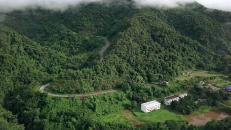 un impresionante paisaje aéreo de una montaña de selva tropical verde y exuberante