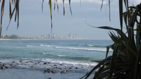 Blaues-Meerwasser-Mit-Surfern,-Die-Sommerabenteuer-Genießen---Burleigh-Heads-Beach---Touristenziel-In-Gold-Coast-Qld,-Australien