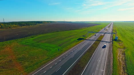 Vista-Aérea-De-Los-Autos-Que-Circulan-Por-La-Autopista.-Coches-Circulando-Por-La-Carretera.-Carretera-Carretera