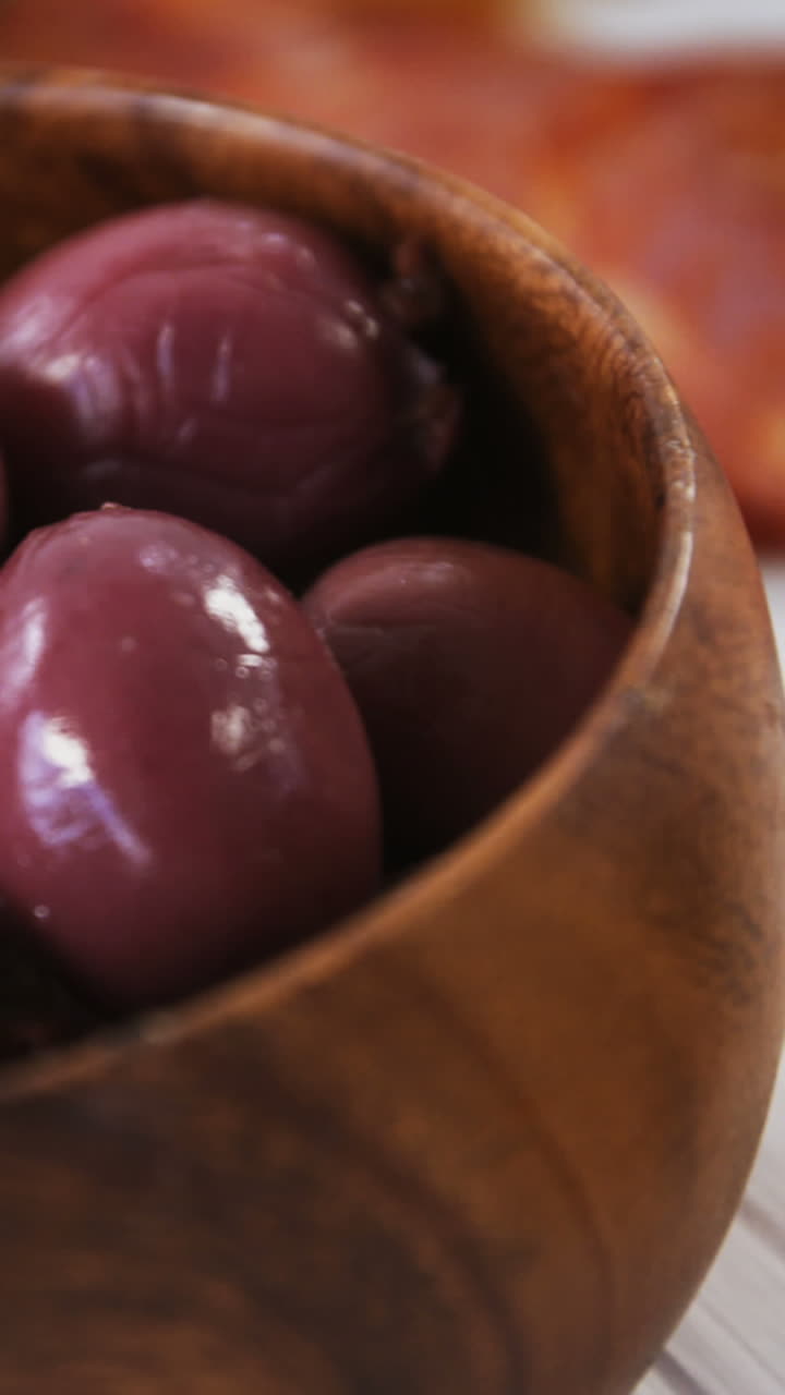 uvas, aceitunas rojas, especias y carne