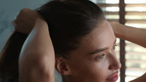 una mujer peinándose el cabello.