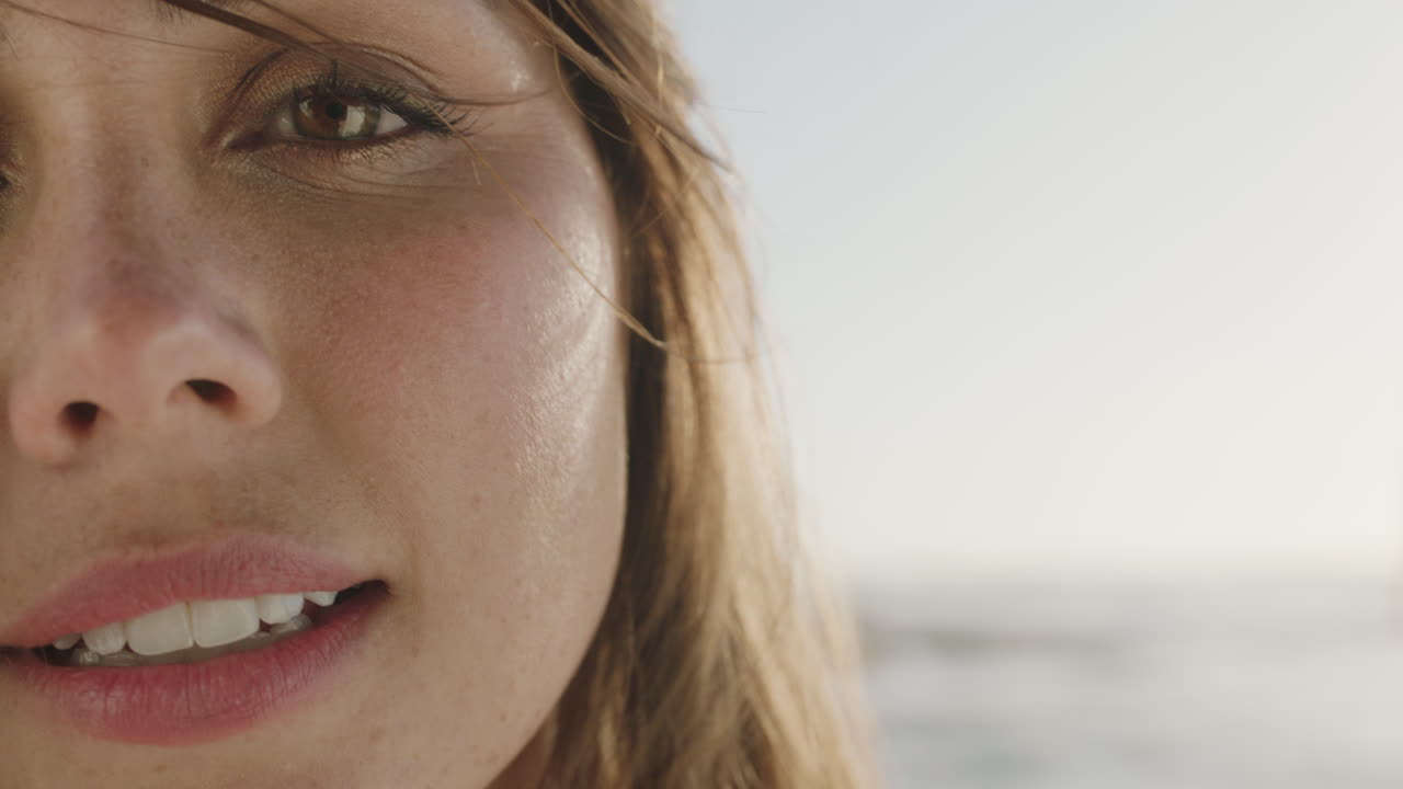 retrato en primer plano de una hermosa mujer sonriente, feliz, soleada y acogedora