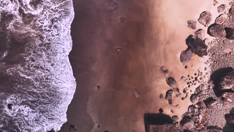 Adler-Und-Andere-Vögel-Fliegen-Und-Werfen-Schatten-An-Einem-Atemberaubenden-Strand-In-Oregon-Mit-Gefiltertem-Weichem-Licht-Und-Wellen,-Die-Sanft-Auf-Die-Küste-Schlagen