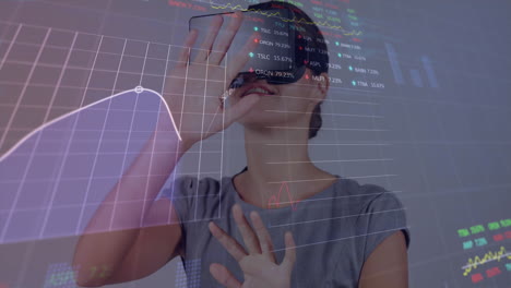 animación del procesamiento de datos financieros sobre una mujer de negocios usando auriculares vr