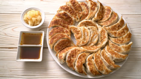 snack de gyoza frita o dumplings con salsa de soja