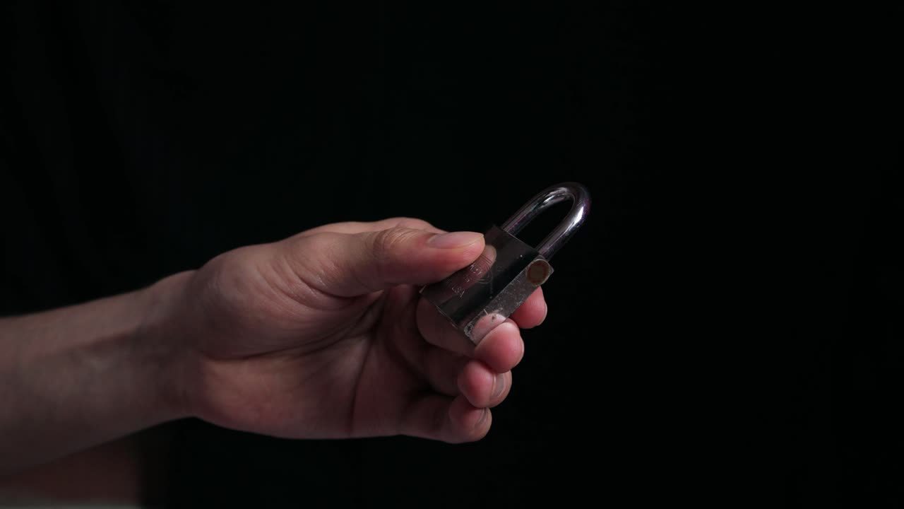 열 ⁇ 로 작은  ⁇ 락을 열고 손을  ⁇ 습니다.