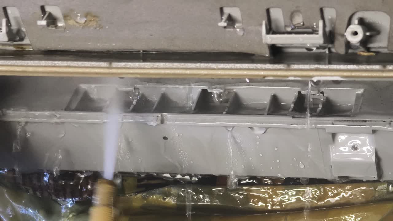 limpieza de piezas de automóviles con chorro de agua a alta presión