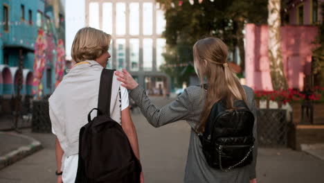 un adolescente y una chica coqueteando.