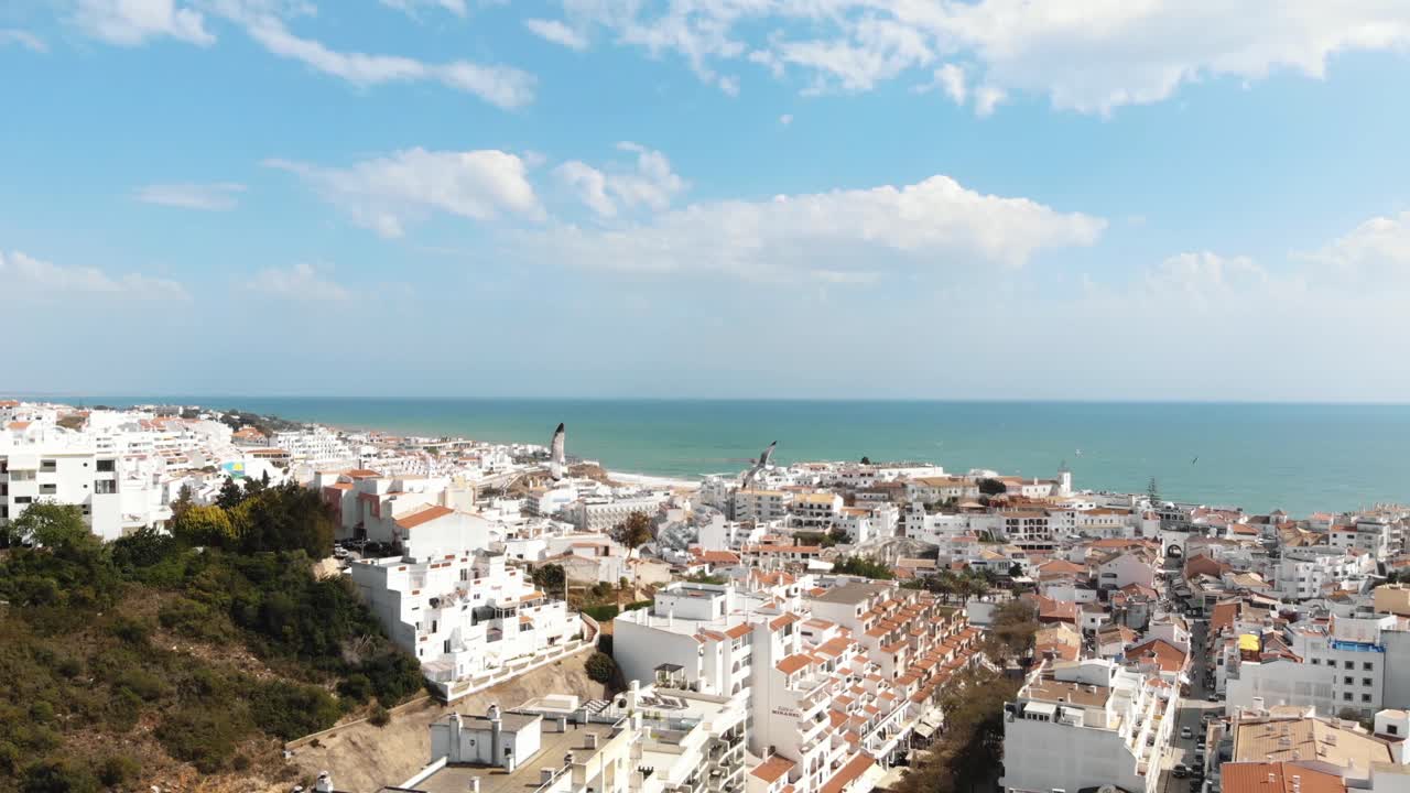 Vista mare e paesaggio urbano bianco di Albufeira, in Algarve, Portogallo - Ampia ripresa aerea di rivelazione.