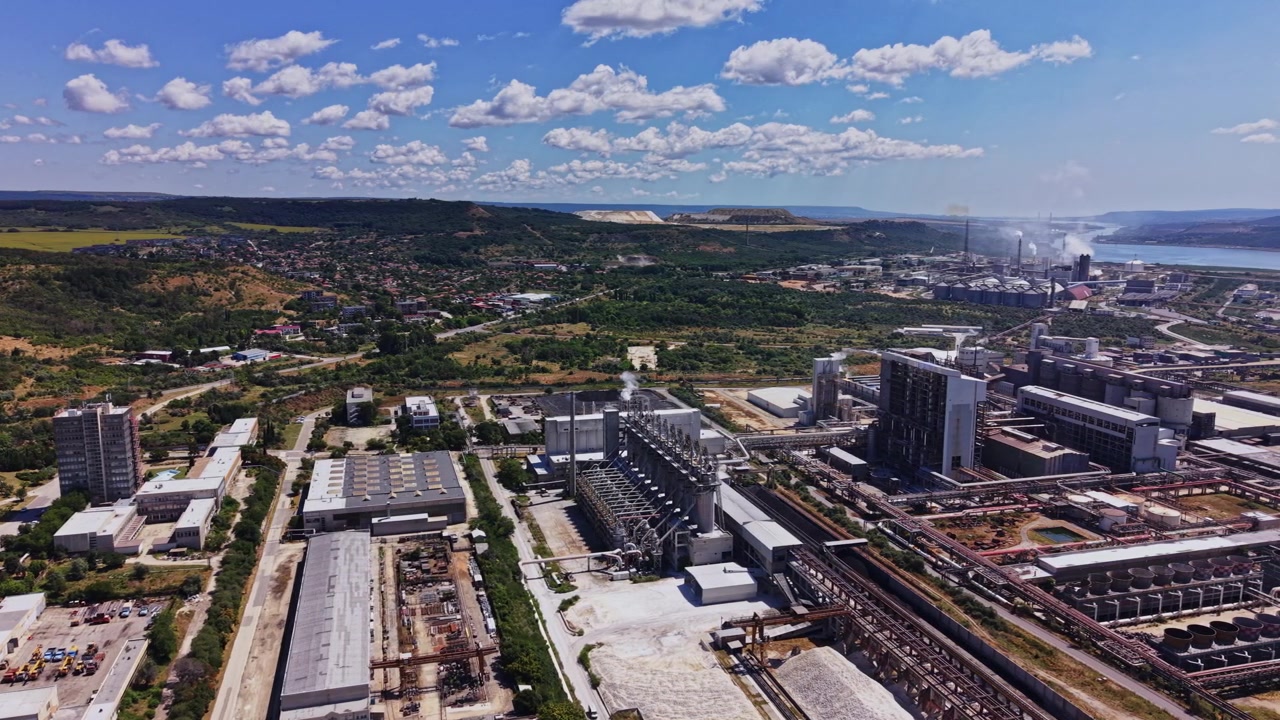 Área industrial con edificios y paisaje bajo un cielo despejado