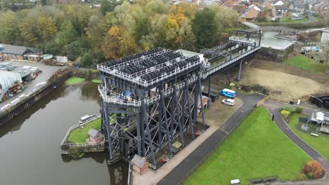 anderton canal victoriano industrial ascensor barco vista aérea río tejedor descenso lento