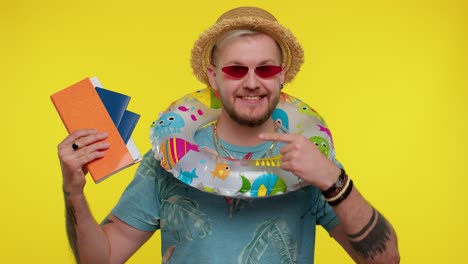 vacaciones de verano, viaje, viajero turista hombre adulto barbudo celebrando, con pasaporte, boletos