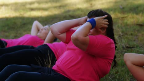 grupo de mujeres haciendo ejercicio durante una carrera de obstáculos