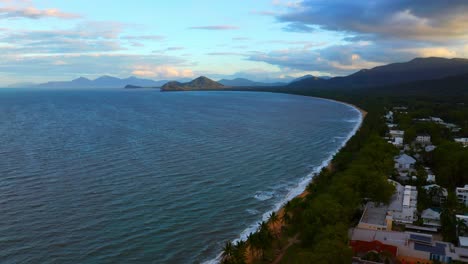 Rural-Townscape-Of-Palm-Cove-At-The-Seashore-Of-Coral-Sea-in-Far-North-Queensland,-Australia