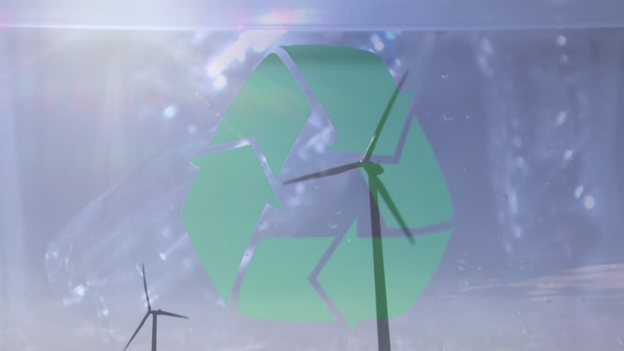 animación de un cartel de reciclaje verde sobre una caja con botellas de plástico y turbinas eólicas